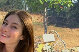 Una quercia rossa in memoria di Rebecca Aretini, nel giardino del “suo” liceo
